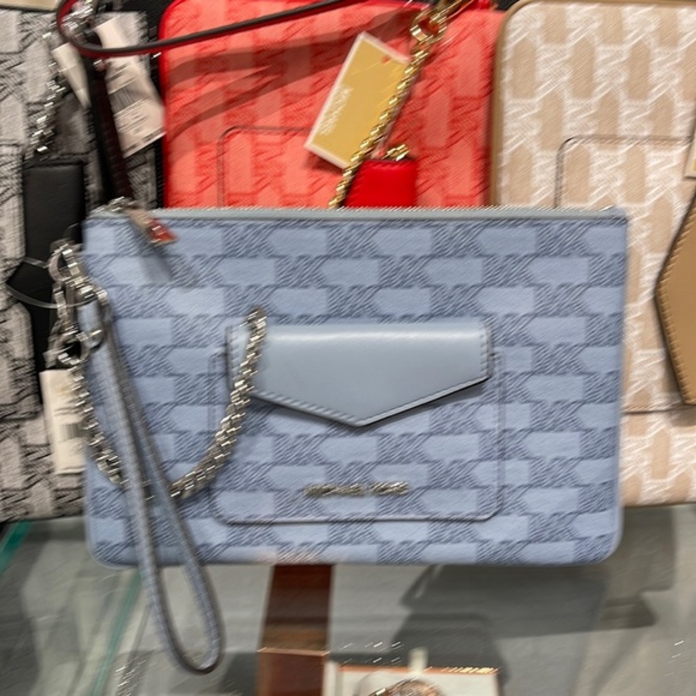 MICHAEL KORS JET SET ITEM LG 2 in 1 CARD CASE & WRISTLET
Pale Blue 
NWT